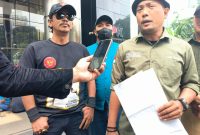 Ketua Tri Nusa Jakarta Raya, maksum Alfarizi alias Mandor Baya saat diwawancarai oleh sejumlah awak media di gedung KPK Jakarta. (Foto: Edar/Mediakarya)
