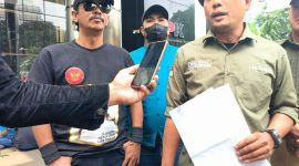 Ketua Tri Nusa Jakarta Raya, maksum Alfarizi alias Mandor Baya saat diwawancarai oleh sejumlah awak media di gedung KPK Jakarta. (Foto: Edar/Mediakarya)