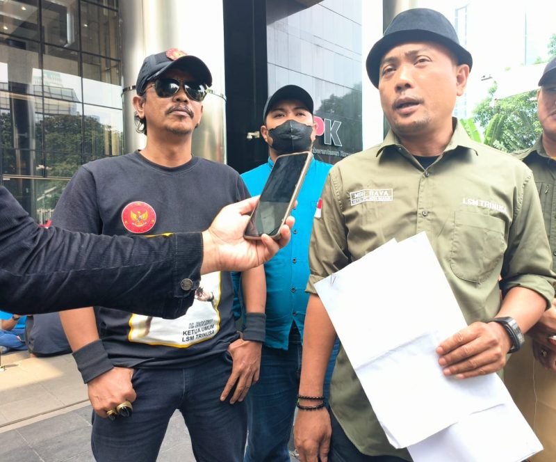 Ketua Tri Nusa Jakarta Raya, maksum Alfarizi alias Mandor Baya saat diwawancarai oleh sejumlah awak media di gedung KPK Jakarta. (Foto: Edar/Mediakarya)
