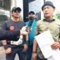 Ketua Tri Nusa Jakarta Raya, maksum Alfarizi alias Mandor Baya saat diwawancarai oleh sejumlah awak media di gedung KPK Jakarta. (Foto: Edar/Mediakarya)