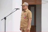 Sekretaris Daerah (Sekda) Kabupaten Nias Selatan, Amsarno S. Sarumaha, S.H., M.H., saat memberikan arahan di Halaman Kantor Bupati Nias Selatan, Jalan Arah Lagundri Km. 5, Telukdalam, Senin (18/05/2026).
