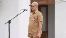 Sekretaris Daerah (Sekda) Kabupaten Nias Selatan, Amsarno S. Sarumaha, S.H., M.H., saat memberikan arahan di Halaman Kantor Bupati Nias Selatan, Jalan Arah Lagundri Km. 5, Telukdalam, Senin (18/05/2026).