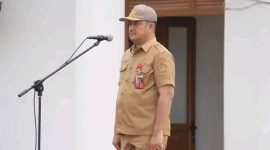 Sekretaris Daerah (Sekda) Kabupaten Nias Selatan, Amsarno S. Sarumaha, S.H., M.H., saat memberikan arahan di Halaman Kantor Bupati Nias Selatan, Jalan Arah Lagundri Km. 5, Telukdalam, Senin (18/05/2026).