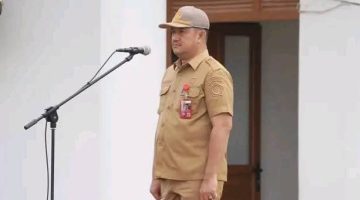 Sekretaris Daerah (Sekda) Kabupaten Nias Selatan, Amsarno S. Sarumaha, S.H., M.H., saat memberikan arahan di Halaman Kantor Bupati Nias Selatan, Jalan Arah Lagundri Km. 5, Telukdalam, Senin (18/05/2026).