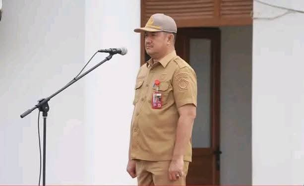 Sekretaris Daerah (Sekda) Kabupaten Nias Selatan, Amsarno S. Sarumaha, S.H., M.H., saat memberikan arahan di Halaman Kantor Bupati Nias Selatan, Jalan Arah Lagundri Km. 5, Telukdalam, Senin (18/05/2026).