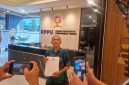 Sekretaris Pendiri Indonesian Audit Watch (IAW), Iskandar Sitorus secara resmi mengirimkan surat pengaduan masyarakat (dumas) ke Komisi Pengawas Persaingan Usaha (KPPU) terkait dugaan monopoli terstruktur di balik proyek pengadaan Chromebook, di Jakarta, Rabu (6/5/2026). Foto: dok.Mediakarya