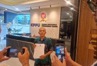 Sekretaris Pendiri Indonesian Audit Watch (IAW), Iskandar Sitorus secara resmi mengirimkan surat pengaduan masyarakat (dumas) ke Komisi Pengawas Persaingan Usaha (KPPU) terkait dugaan monopoli terstruktur di balik proyek pengadaan Chromebook, di Jakarta, Rabu (6/5/2026). Foto: dok.Mediakarya