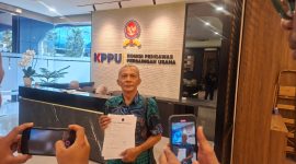 Sekretaris Pendiri Indonesian Audit Watch (IAW), Iskandar Sitorus secara resmi mengirimkan surat pengaduan masyarakat (dumas) ke Komisi Pengawas Persaingan Usaha (KPPU) terkait dugaan monopoli terstruktur di balik proyek pengadaan Chromebook, di Jakarta, Rabu (6/5/2026). Foto: dok.Mediakarya
