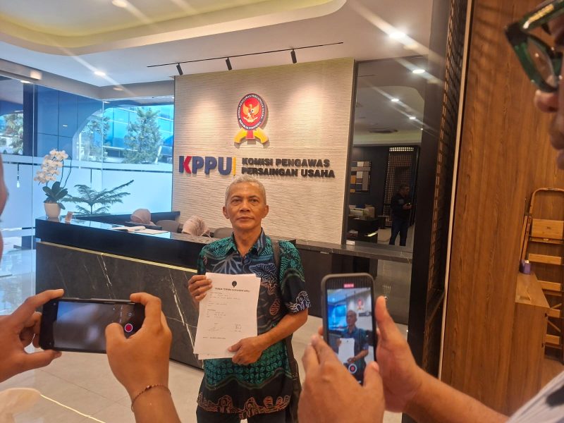 Sekretaris Pendiri Indonesian Audit Watch (IAW), Iskandar Sitorus secara resmi mengirimkan surat pengaduan masyarakat (dumas) ke Komisi Pengawas Persaingan Usaha (KPPU) terkait dugaan monopoli terstruktur di balik proyek pengadaan Chromebook, di Jakarta, Rabu (6/5/2026). Foto: dok.Mediakarya