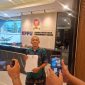 Sekretaris Pendiri Indonesian Audit Watch (IAW), Iskandar Sitorus secara resmi mengirimkan surat pengaduan masyarakat (dumas) ke Komisi Pengawas Persaingan Usaha (KPPU) terkait dugaan monopoli terstruktur di balik proyek pengadaan Chromebook, di Jakarta, Rabu (6/5/2026). Foto: dok.Mediakarya