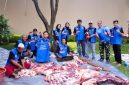 Andika Wisnuadji melalui Partai Demokrat DKI Jakarta memotong 11 ekor sapi kurban dan membagikan 1.500 paket daging kepada warga.