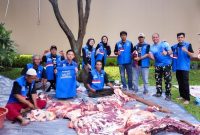 Andika Wisnuadji melalui Partai Demokrat DKI Jakarta memotong 11 ekor sapi kurban dan membagikan 1.500 paket daging kepada warga.