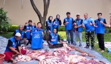 Andika Wisnuadji melalui Partai Demokrat DKI Jakarta memotong 11 ekor sapi kurban dan membagikan 1.500 paket daging kepada warga.