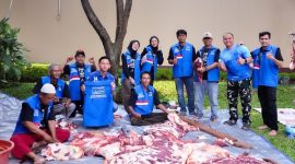 Andika Wisnuadji melalui Partai Demokrat DKI Jakarta memotong 11 ekor sapi kurban dan membagikan 1.500 paket daging kepada warga.