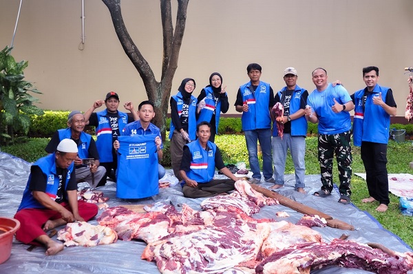 Andika Wisnuadji melalui Partai Demokrat DKI Jakarta memotong 11 ekor sapi kurban dan membagikan 1.500 paket daging kepada warga.