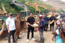 Komunitas Pemulung & Pelapak Pilah Burangkeng (KP3B) menggelar kegiatan pembagian alat pelindung diri (APD) kepada para pemulung di Tempat Pembuangan Akhir (TPA) Burangkeng