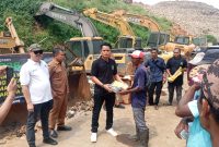 Komunitas Pemulung & Pelapak Pilah Burangkeng (KP3B) menggelar kegiatan pembagian alat pelindung diri (APD) kepada para pemulung di Tempat Pembuangan Akhir (TPA) Burangkeng. (Foto: Supriyadi/Mediakarya)