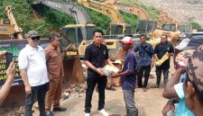 Komunitas Pemulung & Pelapak Pilah Burangkeng (KP3B) menggelar kegiatan pembagian alat pelindung diri (APD) kepada para pemulung di Tempat Pembuangan Akhir (TPA) Burangkeng