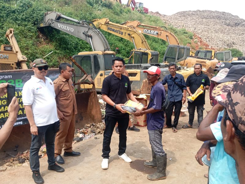 Komunitas Pemulung & Pelapak Pilah Burangkeng (KP3B) menggelar kegiatan pembagian alat pelindung diri (APD) kepada para pemulung di Tempat Pembuangan Akhir (TPA) Burangkeng. (Foto: Supriyadi/Mediakarya)