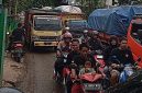 Kemacetan parah sepanjang sekitar dua kilometer terjadi di titik pertigaan Jalan Burangkeng Setu yang menuju Tempat Pembuangan Akhir (TPA) Burangkeng, Rabu (6/5/2026).