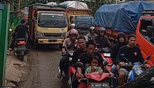 Kemacetan parah sepanjang sekitar dua kilometer terjadi di titik pertigaan Jalan Burangkeng Setu yang menuju Tempat Pembuangan Akhir (TPA) Burangkeng, Rabu (6/5/2026).