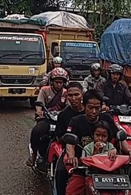 Warga dan Sopir Truk Sampah Keluhkan Kemacetan Parah di Pertigaan Akses TPA Burangkeng