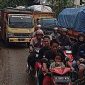 Kemacetan parah sepanjang sekitar dua kilometer terjadi di titik pertigaan Jalan Burangkeng Setu yang menuju Tempat Pembuangan Akhir (TPA) Burangkeng, Rabu (6/5/2026).