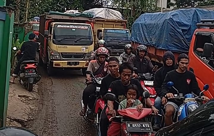 Kemacetan parah sepanjang sekitar dua kilometer terjadi di titik pertigaan Jalan Burangkeng Setu yang menuju Tempat Pembuangan Akhir (TPA) Burangkeng, Rabu (6/5/2026).