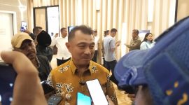 Wakil Walikota Bekasi Abdul Harris Bobihoe saat diwawancara media pada Mukota Kadin Kota Bekasi. 