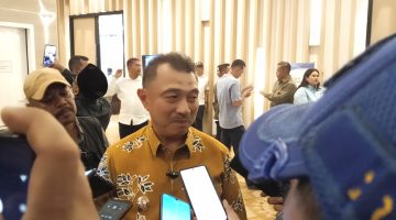 Wakil Walikota Bekasi Abdul Harris Bobihoe saat diwawancara media pada Mukota Kadin Kota Bekasi. 
