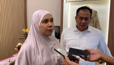 Owner Delana, Firtiani (kiri) berkomitmen untuk melahirkan sebuah trend fashion yang memang tidak sekedar labelnya saja yang halal,tapi prosesnya dari hulu ke hilirnya. (Foto: dok..Mediakarya)