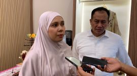 Owner Delana, Firtiani  (kiri) berkomitmen untuk melahirkan sebuah trend fashion yang memang tidak sekedar labelnya saja yang halal,tapi prosesnya dari hulu ke hilirnya. (Foto: dok..Mediakarya)