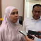 Owner Delana, Firtiani  (kiri) berkomitmen untuk melahirkan sebuah trend fashion yang memang tidak sekedar labelnya saja yang halal,tapi prosesnya dari hulu ke hilirnya. (Foto: dok..Mediakarya)