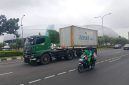 Kendaraan dengan tonase besar masih melintas di jalan Ahmad Yani 