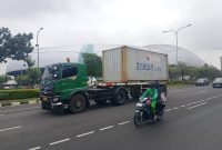 Kendaraan dengan tonase besar masih melintas di jalan Ahmad Yani 