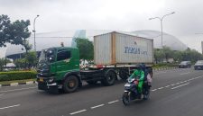 Kendaraan dengan tonase besar masih melintas di jalan Ahmad Yani