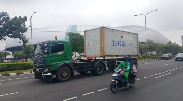 Kendaraan dengan tonase besar masih melintas di jalan Ahmad Yani 