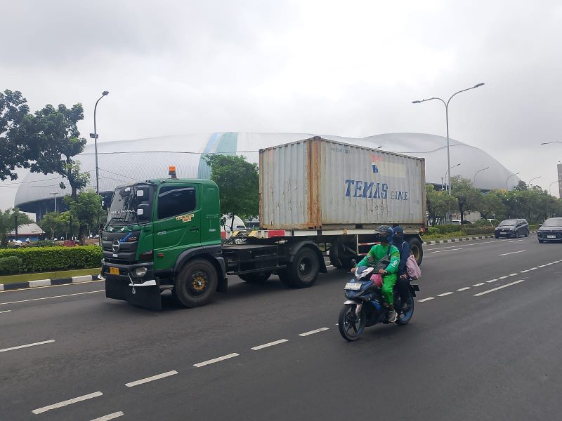 Kendaraan dengan tonase besar masih melintas di jalan Ahmad Yani 