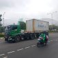 Kendaraan dengan tonase besar masih melintas di jalan Ahmad Yani 