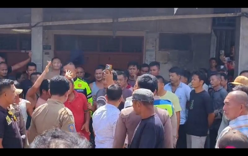 Kondisi saat ricuh penertiban Lapak pedagang di kecamatan Amandraya