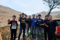 Para aktivis melepaskan ikan sapu-sapu di aliran kali yang berada di sekitar Tempat Pengolahan Sampah Terpadu (TPST) Bantargebang