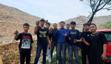 Para aktivis melepaskan ikan sapu-sapu di aliran kali yang berada di sekitar Tempat Pengolahan Sampah Terpadu (TPST) Bantargebang