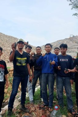 Peringati Hari Keanekaragaman Hayati, Prabu Peduli Lingkungan Lepas Ikan Sapu-sapu di Kali Bantargebang