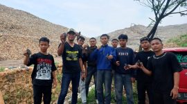 Para aktivis melepaskan ikan sapu-sapu di aliran kali yang berada di sekitar Tempat Pengolahan Sampah Terpadu (TPST) Bantargebang