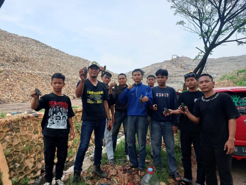 Para aktivis melepaskan ikan sapu-sapu di aliran kali yang berada di sekitar Tempat Pengolahan Sampah Terpadu (TPST) Bantargebang