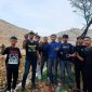 Para aktivis melepaskan ikan sapu-sapu di aliran kali yang berada di sekitar Tempat Pengolahan Sampah Terpadu (TPST) Bantargebang