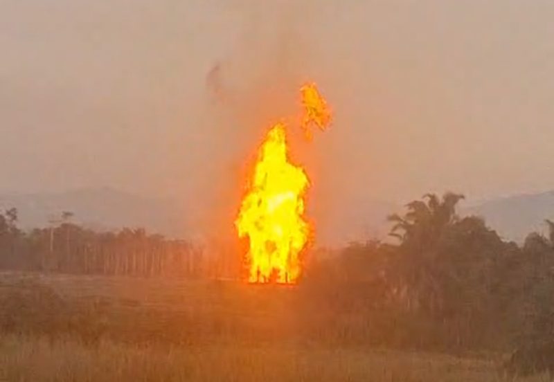 Ledakan hebat disertai kobaran api di lokasi pengeboran di Gampong Blang Rubek, Kecamatan Lhoksukon, Kabupaten Aceh Utara. (Foto: Zulmalik)