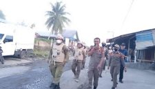 Satpol PP Nias Selatan saat akan melakukan penertiban