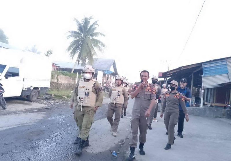 Satpol PP Nias Selatan saat akan melakukan penertiban 