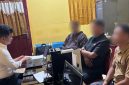 Tersangka yang sedang diperiksa polisi